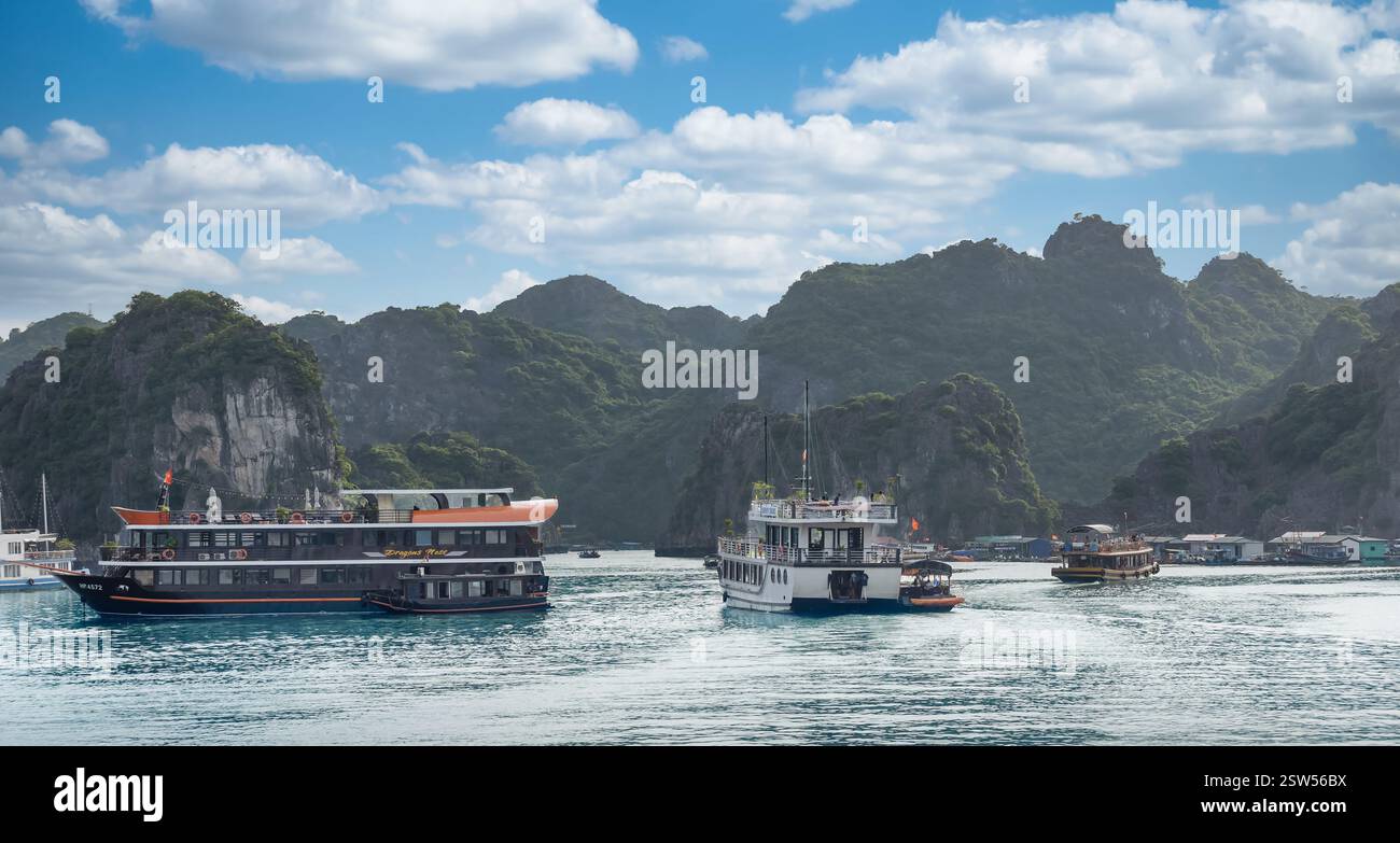 Wunderschöne Landschaft mit Blick auf die Bucht von Lan Ha von der Insel Cat Ba. Die Bucht von Lan Ha ist das UNESCO-Weltkulturerbe und ein wunderschönes Naturwunder im Norden Stockfoto