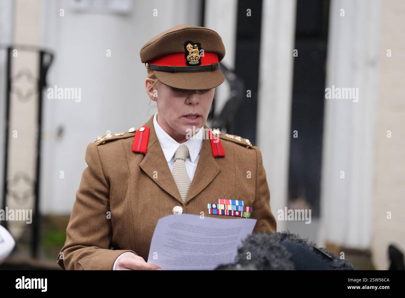 Brigadier Melissa Emmett, die Vorsitzende der Army Personals Services Group, liest eine Erklärung im Namen der Armee vor dem Gericht der Gerichtsmediziner Wiltshire und Swindon in Salisbury, nachdem der Gerichtsmediziner ihre Schlussfolgerung bei der Untersuchung des Teenager-Soldaten, Royal Artillery Gunner Jaysley Beck, 19, abgegeben hatte, der im Dezember 2021 tot im Larkhill Camp in Wiltshire aufgefunden wurde. Bilddatum: Donnerstag, 20. Februar 2025. Stockfoto