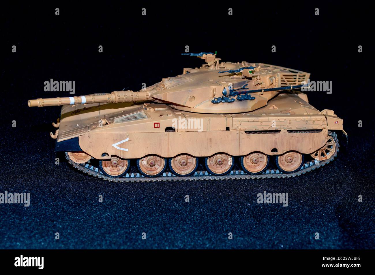 Modellierung und Layout. Maßstabsgetreues Modell eines Merkava-Panzers oder Kampfpanzers mit Wüstentarnung. Stockfoto