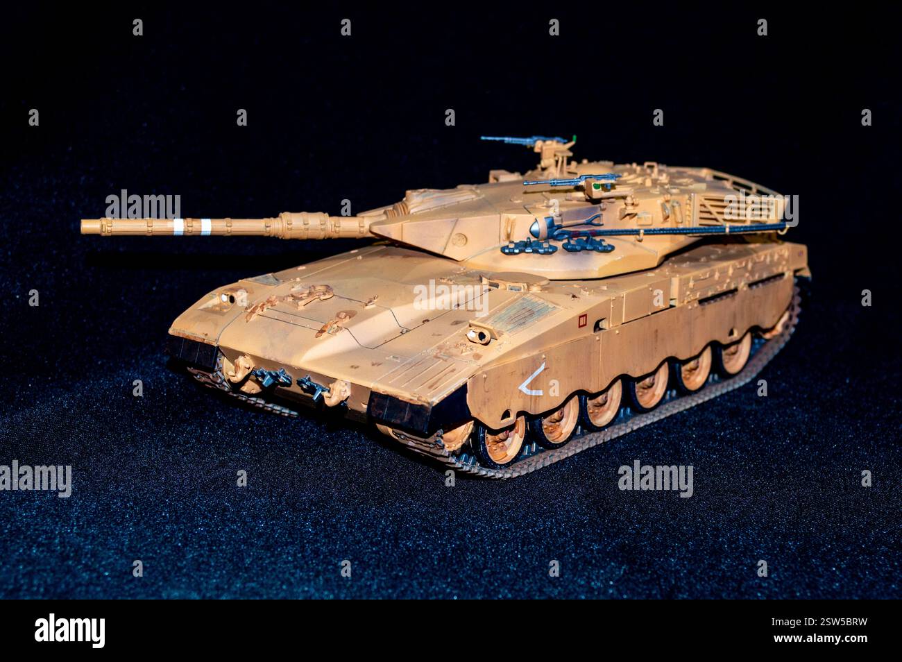 Modellierung und Layout. Maßstabsgetreues Modell eines Merkava-Panzers oder Kampfpanzers mit Wüstentarnung. Stockfoto