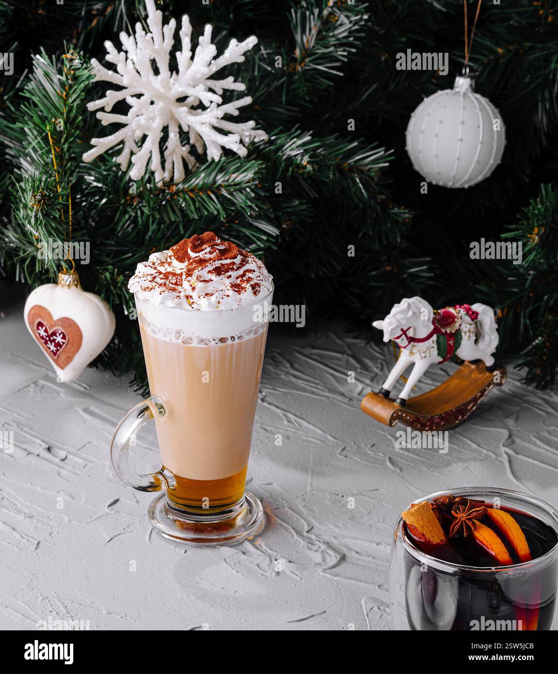 Festliche Feiertage und Getränke auf dem Tisch Stockfoto