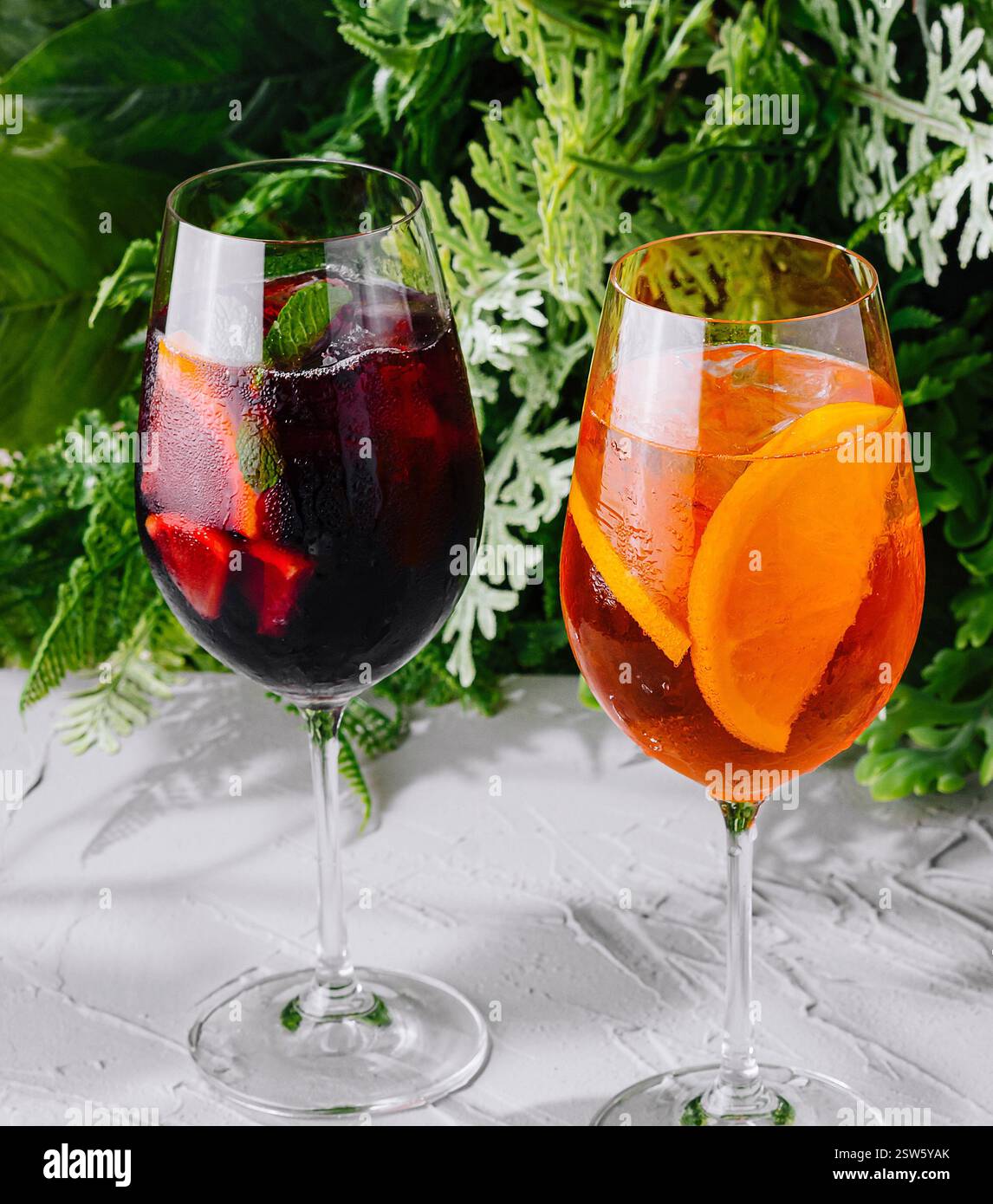 Auswahl an bunten Cocktails mit Eis Stockfoto