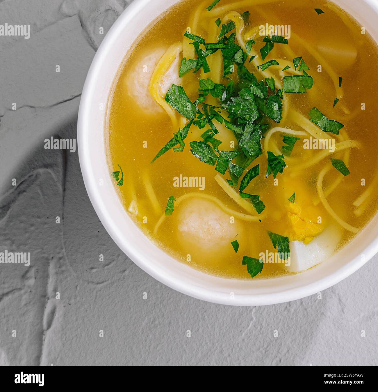 Hausgemachte Hühnernudelsuppe in einer Schüssel Stockfoto