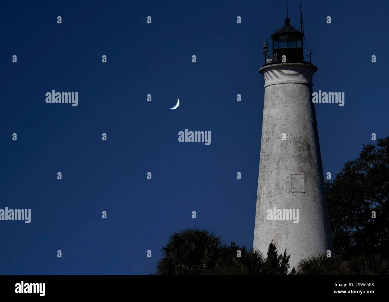Leuchtturm mit dunklem Himmel und Mond im Saint Marks National Wildlife Refuge am Saint Marks River in Tallahassee, Florida. Stockfoto