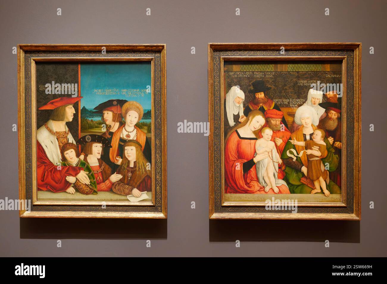 Wien, Österreich. Kunsthistorisches Museum Wien im 1. Bezirk, Bernhard Strigel (1460-1528), (L) die Familie Kaiser Maximilians I. und (R) Heilige Verwandtschaft, Öl auf Lindenholz nach 1515 Stockfoto