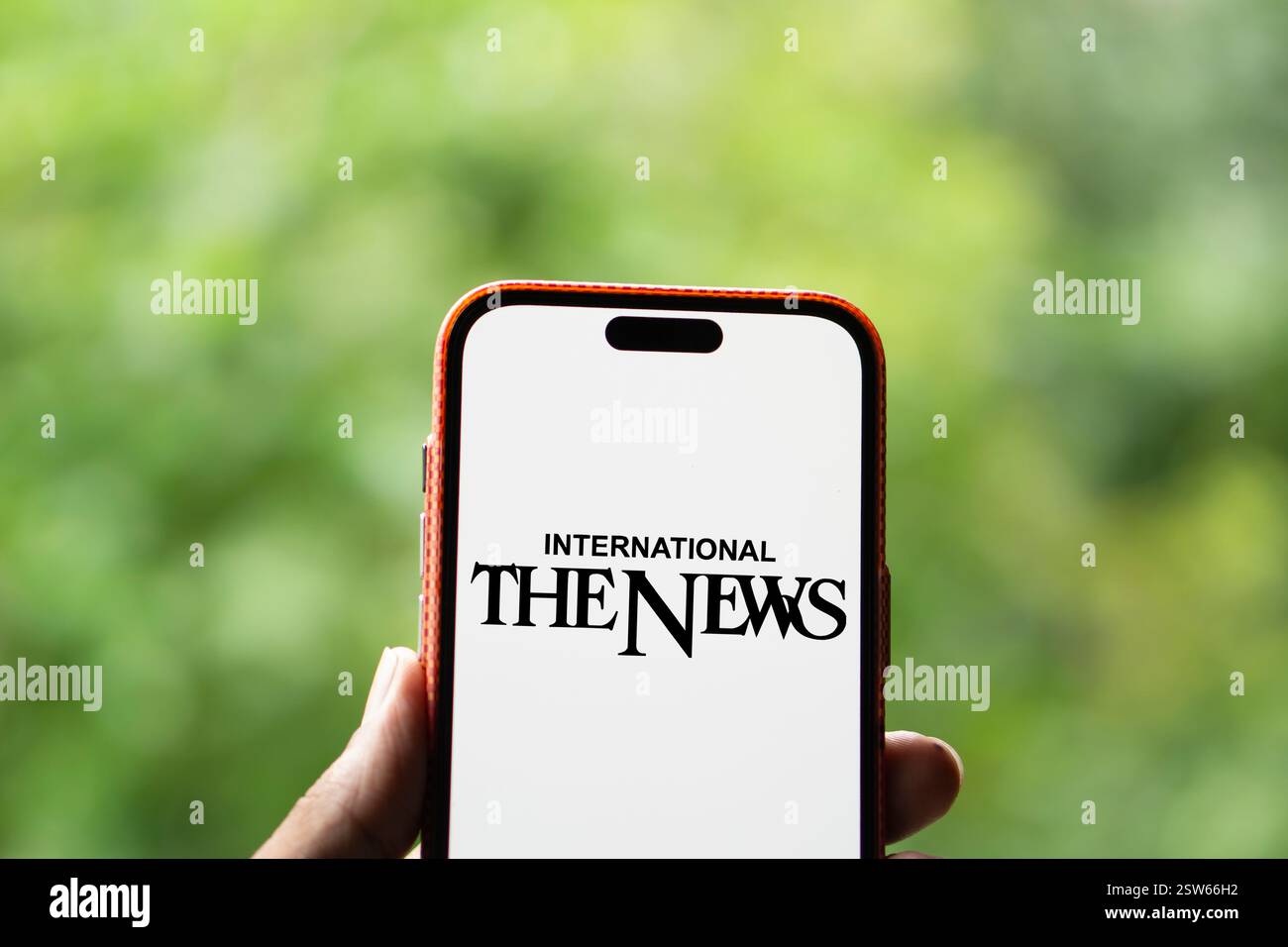 Dhaka, Bangladesch- 29. September 2024: Das News International Logo wird auf dem Smartphone angezeigt. Stockfoto