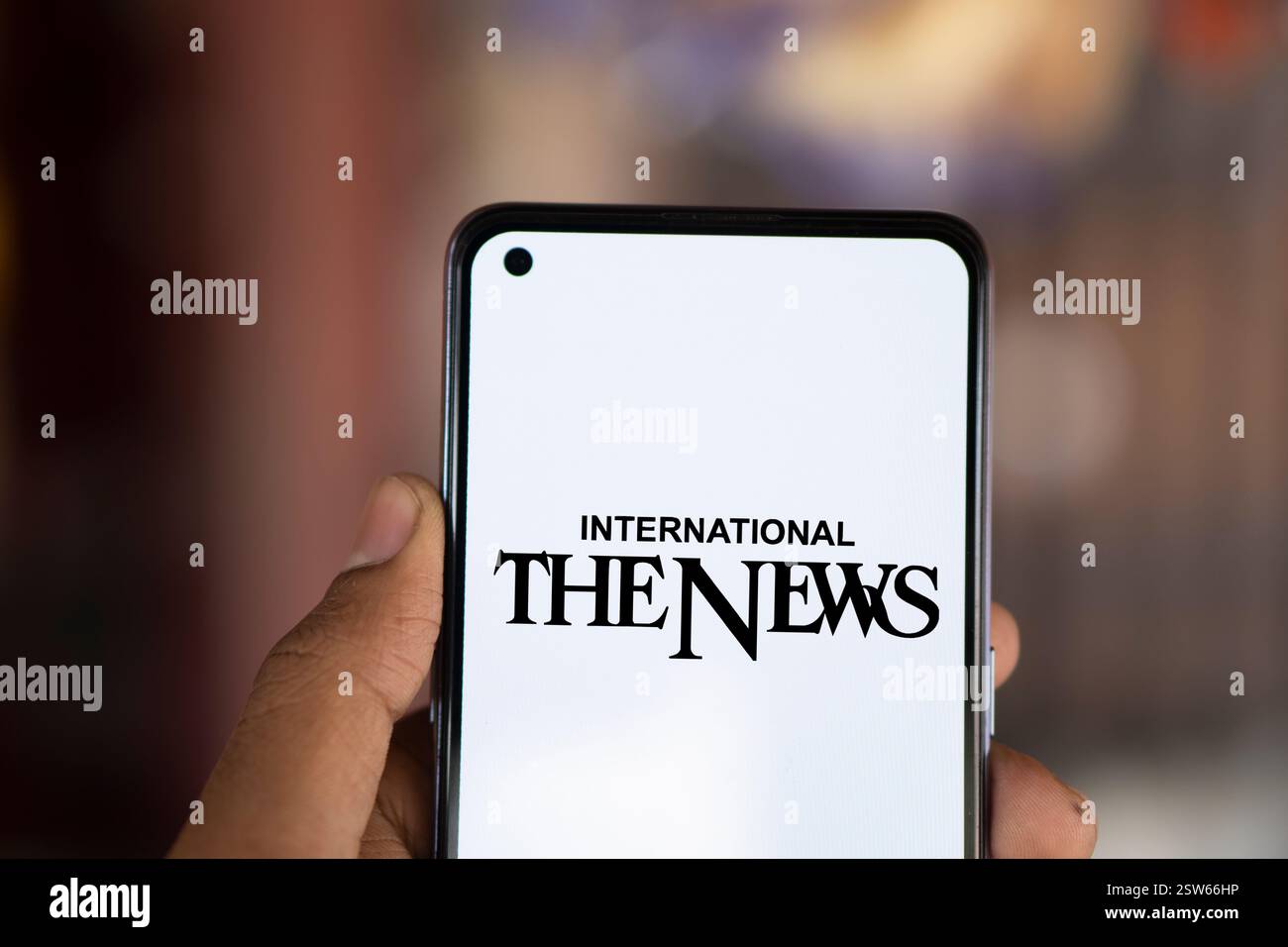 Dhaka, Bangladesch- 29. September 2024: Das News International Logo wird auf dem Smartphone angezeigt. Stockfoto