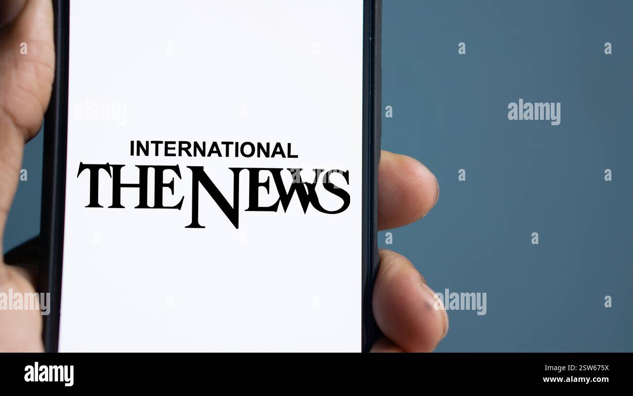 Dhaka, Bangladesch- 29. September 2024: Das News International Logo wird auf dem Smartphone angezeigt. Stockfoto