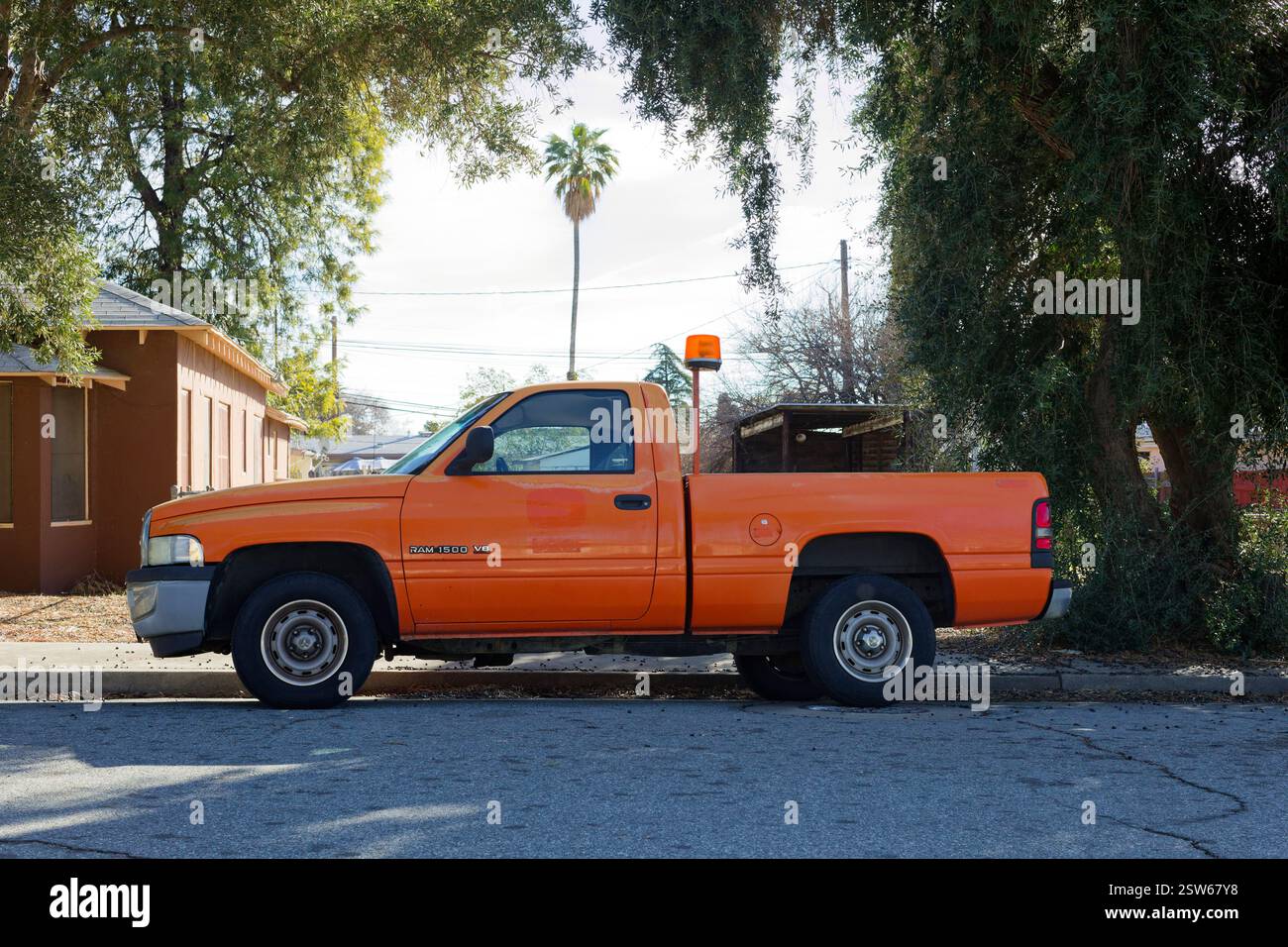 Orangefarbener Service-Pickup mit orangefarbener Leuchte. Stockfoto