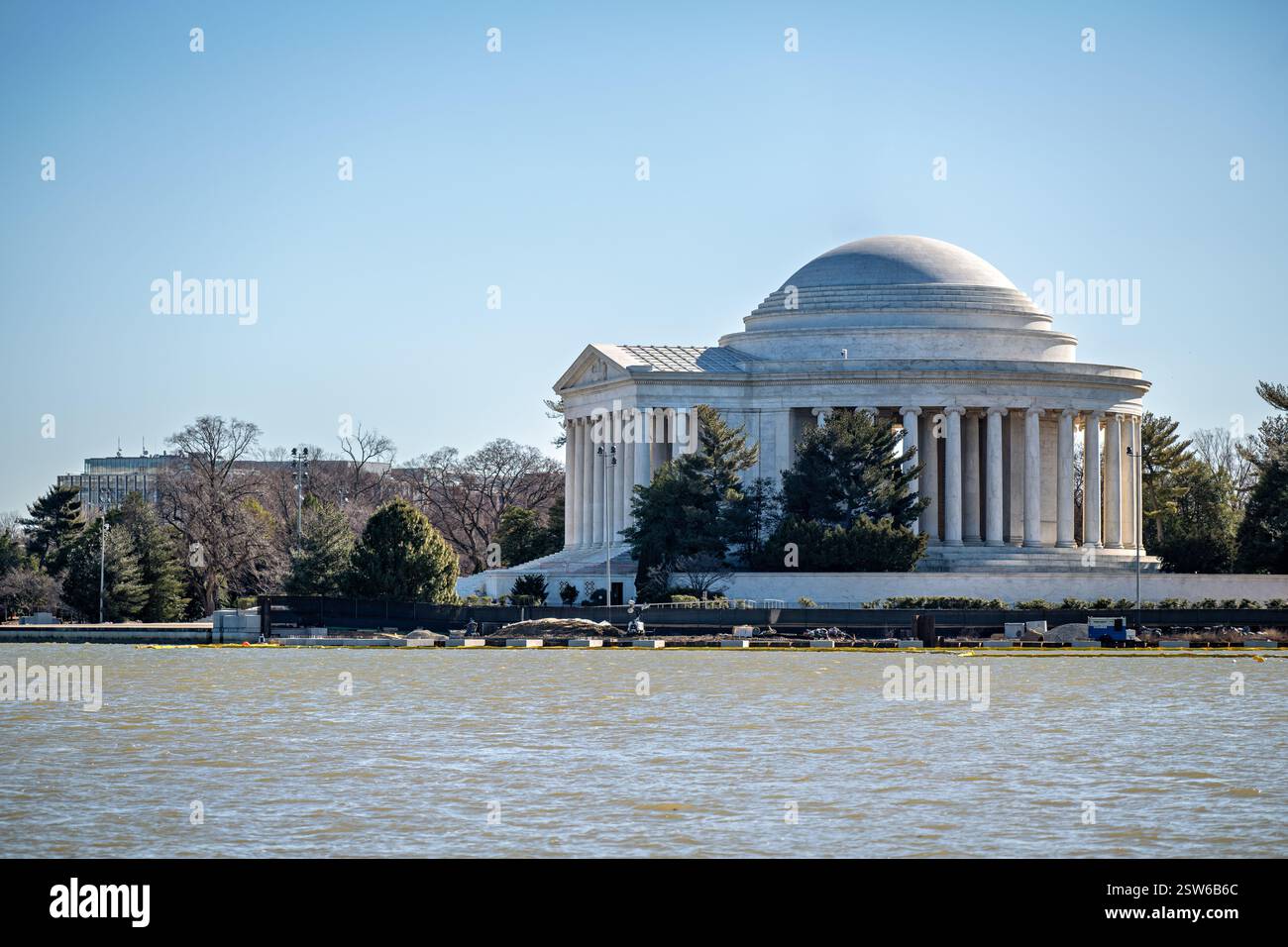 WASHINGTON DC – das Jefferson Memorial steht hinter den laufenden Arbeiten am Tidal Basin Seawall Reconstruction Project am 14. Februar 2025. Das Infrastrukturprojekt des Bundes zielt darauf ab, die seit langem bestehenden Probleme mit der sich verschlechternden Ufermauer anzugehen, die das Gezeitenbecken und seine umliegenden Denkmäler vor Überschwemmungen und Erosion schützt. Das neoklassizistische Denkmal, das 1943 Thomas Jefferson gewidmet wurde, verfügt über ein Kuppeldach, das vom Pantheon in Rom inspiriert ist, und beherbergt eine 19 Fuß hohe Bronzestatue des dritten US-Präsidenten. Stockfoto WASHINGTON DC – das Jefferson Memorial steht hinter den laufenden Arbeiten am Tidal Basin Seawall Reconstruction Project am 14. Februar 2025. Das Infrastrukturprojekt des Bundes zielt darauf ab, die seit langem bestehenden Probleme mit der sich verschlechternden Ufermauer anzugehen, die das Gezeitenbecken und seine umliegenden Denkmäler vor Überschwemmungen und Erosion schützt. Das neoklassizistische Denkmal, das 1943 Thomas Jefferson gewidmet wurde, verfügt über ein Kuppeldach, das vom Pantheon in Rom inspiriert ist, und beherbergt eine 19 Fuß hohe Bronzestatue des dritten US-Präsidenten. Stockfoto