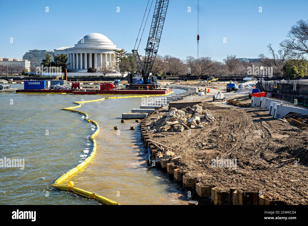 WASHINGTON DC, USA – Baumaschinen und temporäre Barrieren markieren die laufenden Arbeiten am Tidal Basin Reconstruction Project, wie sie am 14. Februar 2025 fotografiert wurden. Die umfangreiche Renovierung zielt darauf ab, die seit langem bestehenden Probleme der Siedlung, Erosion und Überschwemmung rund um das historische Becken zu lösen. Das mehrjährige Projekt, das vom National Park Service verwaltet wird, umfasst den Wiederaufbau der Meeresmauer, die Verbesserung der Entwässerungssysteme und den Schutz der berühmten Kirschbäume, die den Rand des Beckens säumen. Stockfoto
