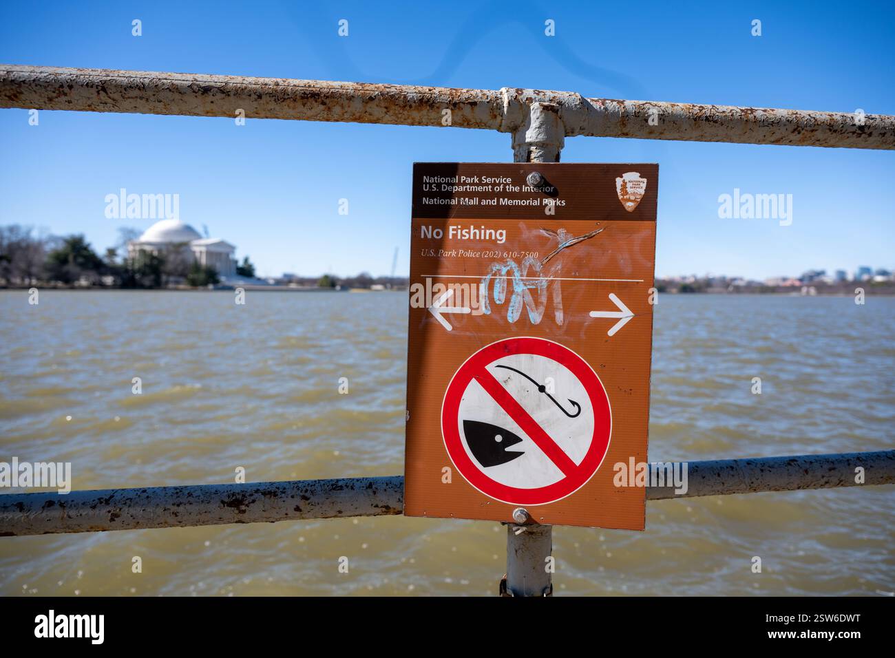WASHINGTON DC, USA – am Rande des Tidal Basin in Washington D.C. steht Ein Schild mit der Aufschrift „No Fishing“ (kein Fischen). Das vom National Park Service aufgestellte Schild verbietet das Angeln in diesem städtischen Reservoir innerhalb der National Mall. Das Tidal Basin ist umgeben von berühmten Denkmälern wie dem Jefferson Memorial und dient als Heimat der berühmten Kirschbäume, die jeden Frühling blühen. Stockfoto WASHINGTON DC, USA – am Rande des Tidal Basin in Washington D.C. steht Ein Schild mit der Aufschrift „No Fishing“ (kein Fischen). Das vom National Park Service aufgestellte Schild verbietet das Angeln in diesem städtischen Reservoir innerhalb der National Mall. Das Tidal Basin ist umgeben von berühmten Denkmälern wie dem Jefferson Memorial und dient als Heimat der berühmten Kirschbäume, die jeden Frühling blühen. Stockfoto