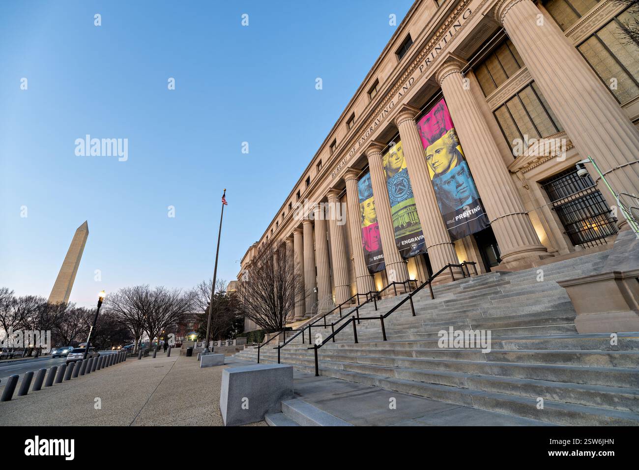 WASHINGTON DC – das Bureau of Engraving and Printing (BEP) Gebäude steht an prominenter Stelle am Raoul Wallenberg Place SW in der Hauptstadt des Landes. Diese Fazilität des US-Finanzministeriums produziert jährlich Milliarden US-Notenanleihen, die den Großteil der amerikanischen Papierwährungsproduktion ausmachen. Das 1862 während des Bürgerkriegs gegründete Werk in Washington DC ist nach wie vor der wichtigste Produktionsstandort für US-Währung und bietet öffentliche Führungen über den komplizierten Druckprozess an. Stockfoto