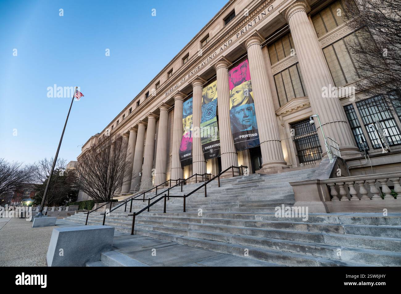 WASHINGTON DC – das Bureau of Engraving and Printing (BEP) Gebäude steht an prominenter Stelle am Raoul Wallenberg Place SW in der Hauptstadt des Landes. Diese Fazilität des US-Finanzministeriums produziert jährlich Milliarden US-Notenanleihen, die den Großteil der amerikanischen Papierwährungsproduktion ausmachen. Das 1862 während des Bürgerkriegs gegründete Werk in Washington DC ist nach wie vor der wichtigste Produktionsstandort für US-Währung und bietet öffentliche Führungen über den komplizierten Druckprozess an. Stockfoto
