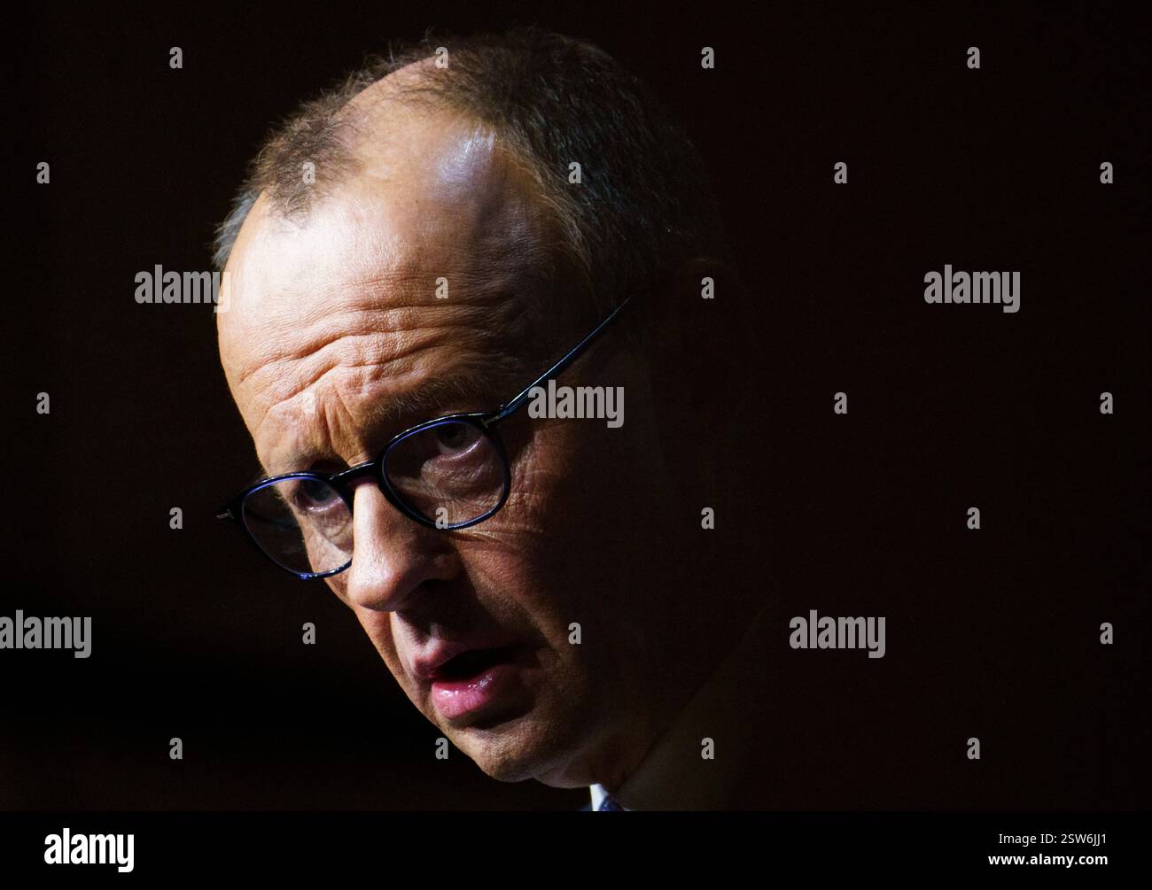 Darmstadt, Deutschland. Februar 2025. Friedrich Merz (CDU), CDU-Kanzlerkandidat bei der Bundestagswahl am 23.02.2025, spricht bei einer CDU-Wahlkampfveranstaltung im Darmstadtium. Darlegung: Andreas Arnold/dpa/Alamy Live News Stockfoto