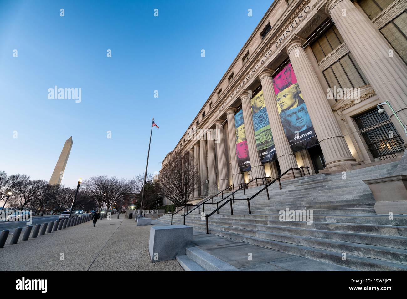 WASHINGTON DC – das Bureau of Engraving and Printing (BEP) Gebäude steht an prominenter Stelle am Raoul Wallenberg Place SW in der Hauptstadt des Landes. Diese Fazilität des US-Finanzministeriums produziert jährlich Milliarden US-Notenanleihen, die den Großteil der amerikanischen Papierwährungsproduktion ausmachen. Das 1862 während des Bürgerkriegs gegründete Werk in Washington DC ist nach wie vor der wichtigste Produktionsstandort für US-Währung und bietet öffentliche Führungen über den komplizierten Druckprozess an. Stockfoto