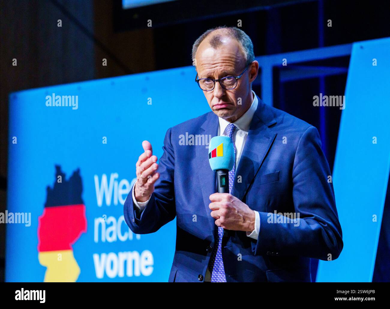Darmstadt, Deutschland. Februar 2025. Friedrich Merz (CDU), CDU-Kanzlerkandidat bei der Bundestagswahl am 23.02.2025, spricht bei einer CDU-Wahlkampfveranstaltung im Darmstadtium. Darlegung: Andreas Arnold/dpa/Alamy Live News Stockfoto