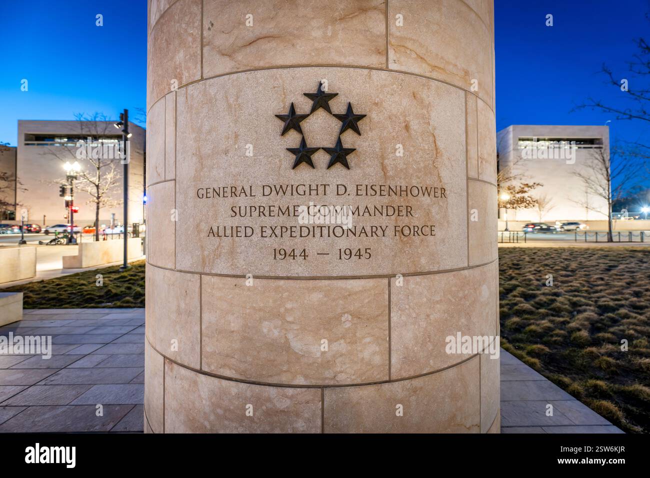 WASHINGTON DC – Eine Steinsäule am Eisenhower Memorial markiert den Abschnitt, der Eisenhowers Rolle als Oberbefehlshaber der alliierten Expeditionstruppen während des Zweiten Weltkriegs gewidmet ist. Die Markierung steht in der Nähe der Skulpturengruppe, die Eisenhower mit Truppen vor dem D-Day darstellt, und hilft den Besuchern dabei, die Erzählung seiner militärischen Führung zu navigieren. Stockfoto