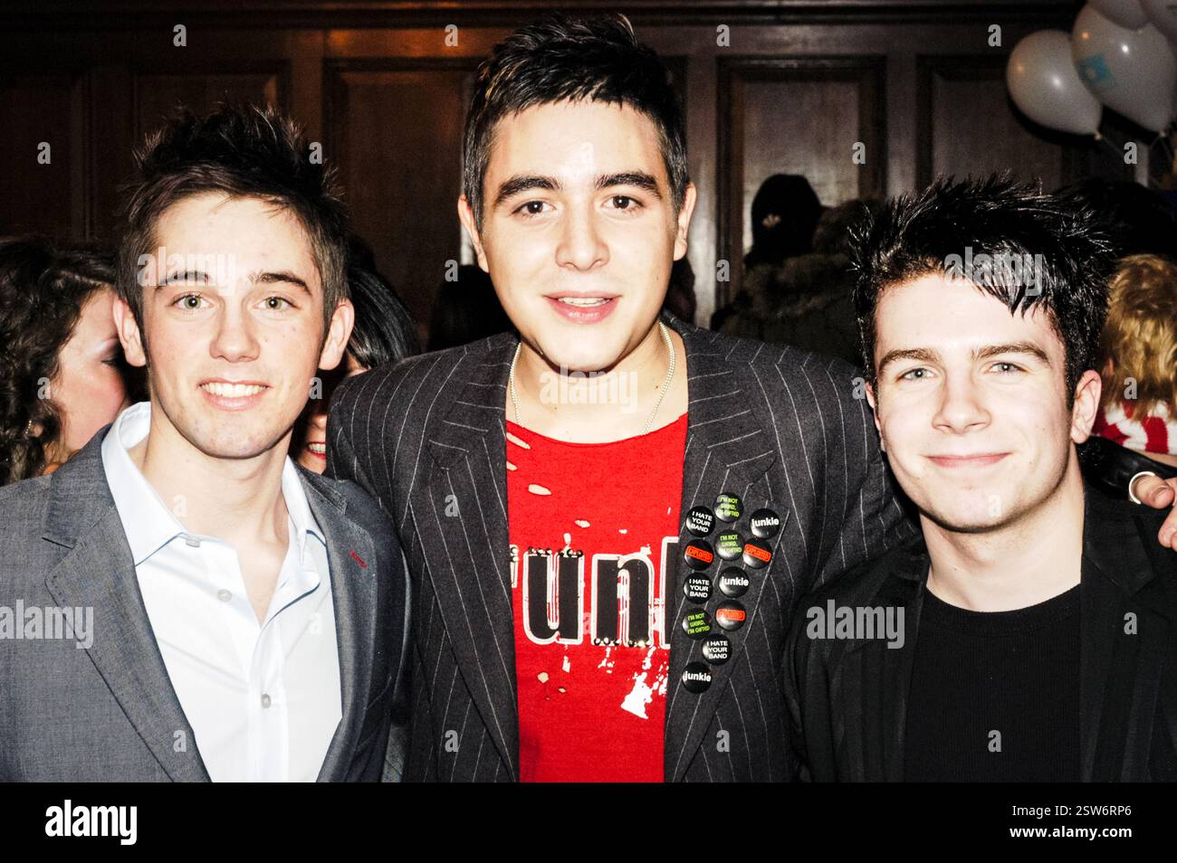 Noel Sullivan von Hear'Say begleitet von Jamie Shaw und Matt Johnson von One True Voice bei den Welsh Music Awards an der Coal Exchange in Cardiff, 20. Februar 2004. Foto: ROB WATKINS. INFO: Noel Sullivan ist ein walisischer Sänger und Schauspieler, bekannt als Mitglied der Popgruppe Hear’Say, die 2001 durch die Reality-Show Popstars gegründet wurde. Nach der Trennung der Band wechselte er ins Musiktheater und spielte in zahlreichen West End-Produktionen. Stockfoto Noel Sullivan von Hear'Say begleitet von Jamie Shaw und Matt Johnson von One True Voice bei den Welsh Music Awards an der Coal Exchange in Cardiff, 20. Februar 2004. Foto: ROB WATKINS. INFO: Noel Sullivan ist ein walisischer Sänger und Schauspieler, bekannt als Mitglied der Popgruppe Hear’Say, die 2001 durch die Reality-Show Popstars gegründet wurde. Nach der Trennung der Band wechselte er ins Musiktheater und spielte in zahlreichen West End-Produktionen. Stockfoto