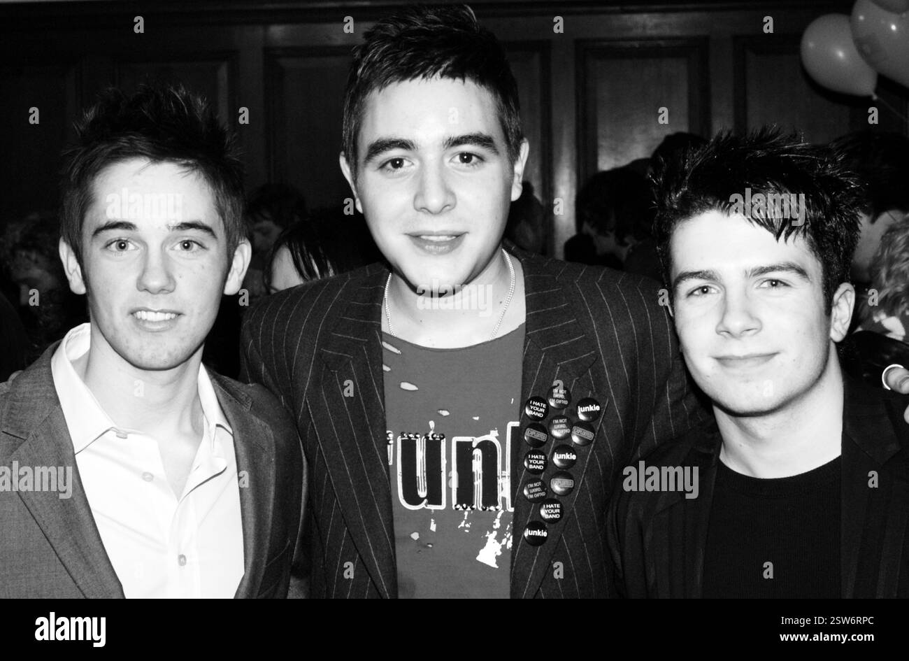 Noel Sullivan von Hear'Say begleitet von Jamie Shaw und Matt Johnson von One True Voice bei den Welsh Music Awards an der Coal Exchange in Cardiff, 20. Februar 2004. Foto: ROB WATKINS. INFO: Noel Sullivan ist ein walisischer Sänger und Schauspieler, bekannt als Mitglied der Popgruppe Hear’Say, die 2001 durch die Reality-Show Popstars gegründet wurde. Nach der Trennung der Band wechselte er ins Musiktheater und spielte in zahlreichen West End-Produktionen. Stockfoto Noel Sullivan von Hear'Say begleitet von Jamie Shaw und Matt Johnson von One True Voice bei den Welsh Music Awards an der Coal Exchange in Cardiff, 20. Februar 2004. Foto: ROB WATKINS. INFO: Noel Sullivan ist ein walisischer Sänger und Schauspieler, bekannt als Mitglied der Popgruppe Hear’Say, die 2001 durch die Reality-Show Popstars gegründet wurde. Nach der Trennung der Band wechselte er ins Musiktheater und spielte in zahlreichen West End-Produktionen. Stockfoto