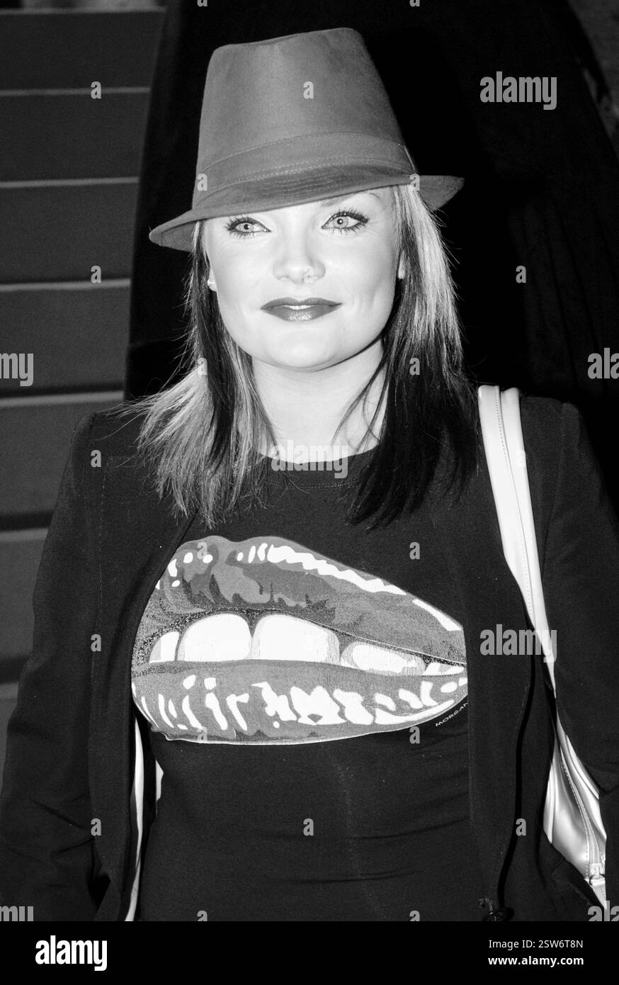Popsängerin Sinead Quinn bei den Popfactory Awards in Porth, Wales, Großbritannien am 24. Oktober 2003. Foto: ROB WATKINS. Sinéad Quinn (irisch Sinéad Ní Chuinn; * 24. März 1980) ist eine nordirische Sängerin, die 2002 als Teilnehmer der ersten Serie der britischen BBC-Fernsehserie Fame Academy bekannt war. Später unterschrieb sie einen Plattenvertrag, veröffentlichte ein Album und hatte mit I Can’t Break Down im Februar 2003 eine Nummer 2 in Großbritannien. Stockfoto