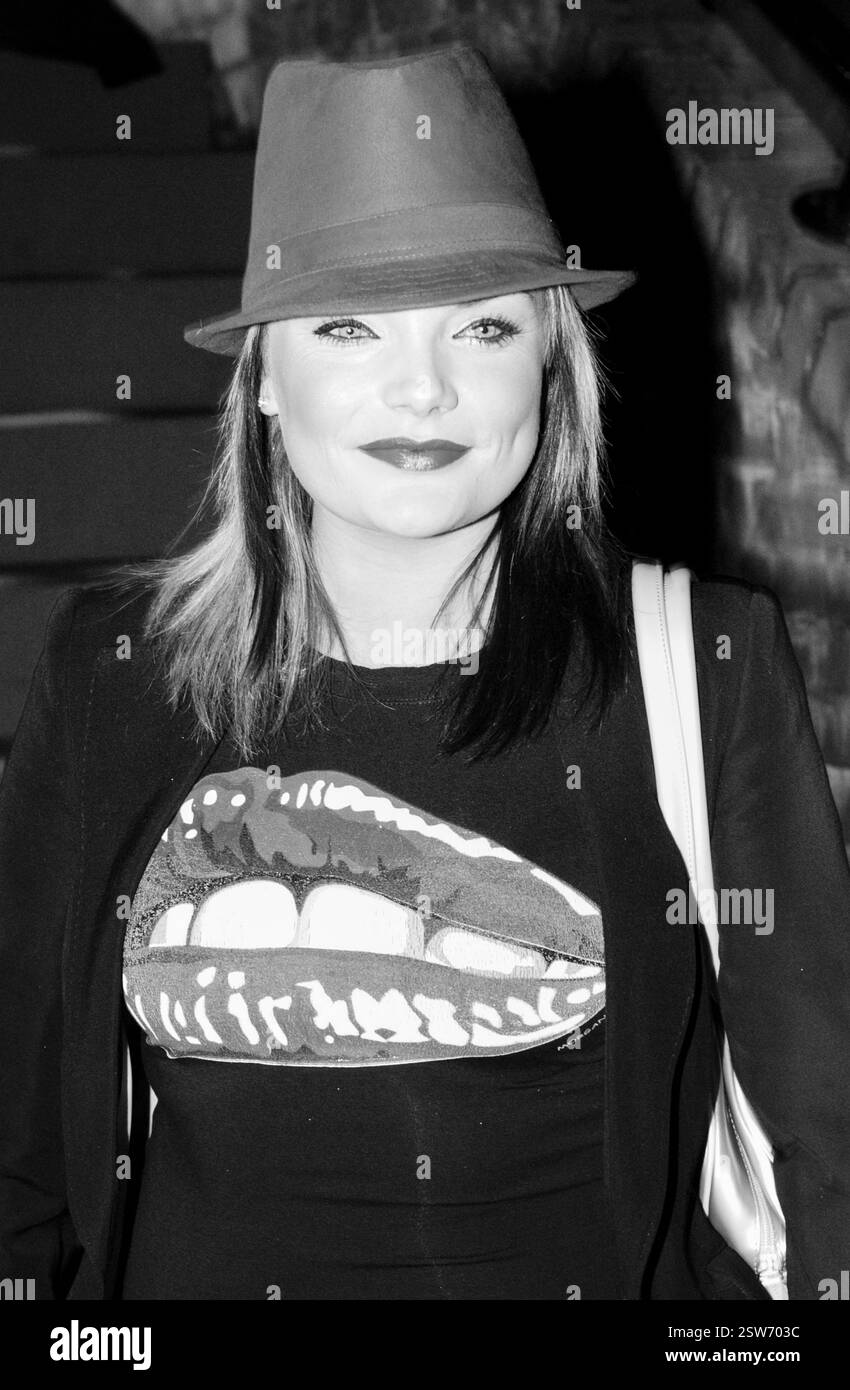Popsängerin Sinead Quinn bei den Popfactory Awards in Porth, Wales, Großbritannien am 24. Oktober 2003. Foto: ROB WATKINS. Sinéad Quinn (irisch Sinéad Ní Chuinn; * 24. März 1980) ist eine nordirische Sängerin, die 2002 als Teilnehmer der ersten Serie der britischen BBC-Fernsehserie Fame Academy bekannt war. Später unterschrieb sie einen Plattenvertrag, veröffentlichte ein Album und hatte mit I Can’t Break Down im Februar 2003 eine Nummer 2 in Großbritannien. Stockfoto