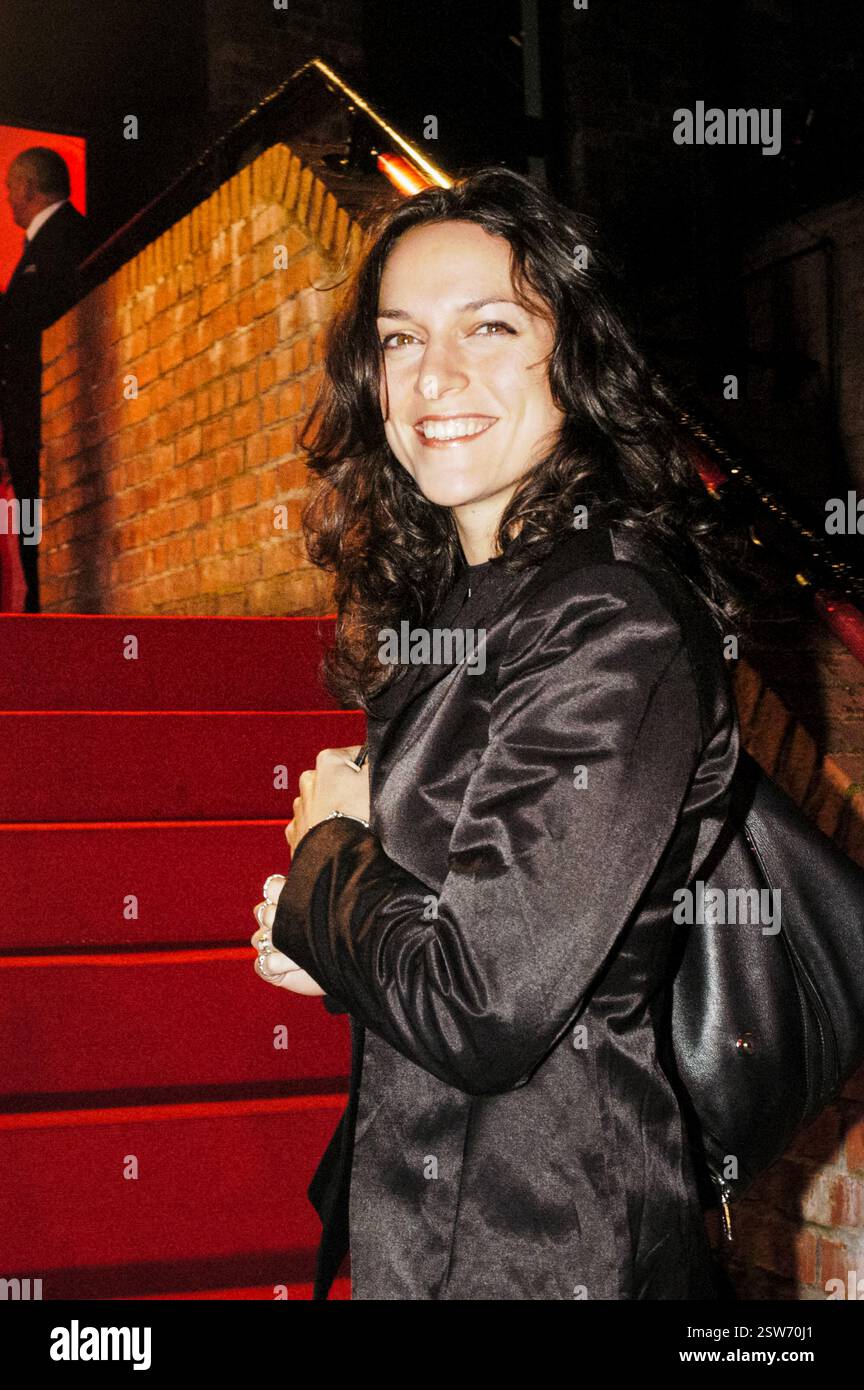 Die walisische Sängerin Rachel Mari Kimber bei den Popfactory Awards in Porth, Wales, Großbritannien am 24. Oktober 2003. Foto: ROB WATKINS. INFO: Rachel Mari Kimber ist eine walisische Singer-Songwriterin und Multiinstrumentalistin, die für ihre Folk-, Pop- und Akustikmusik bekannt ist. Sie verbindet herzliche Texte mit melodischer Gitarrenarbeit und kreiert gefühlvolle Songs. Als versierte Performerin hat sie Anerkennung für ihren unverwechselbaren, emotionalen Klang erlangt. Stockfoto