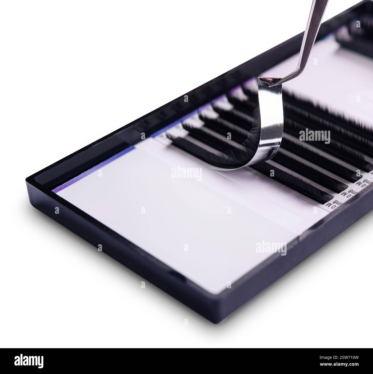 Nahaufnahme einer Pinzette, die eine Wimpernverlängerung über einem Tablett hält Stockfoto