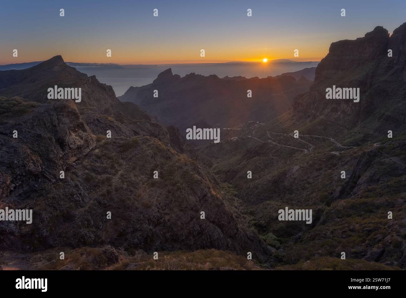 Masca Panorama: Gewundene Straße, dramatische Klippen, ruhiges Tal, Landschaft Teneriffas Stockfoto