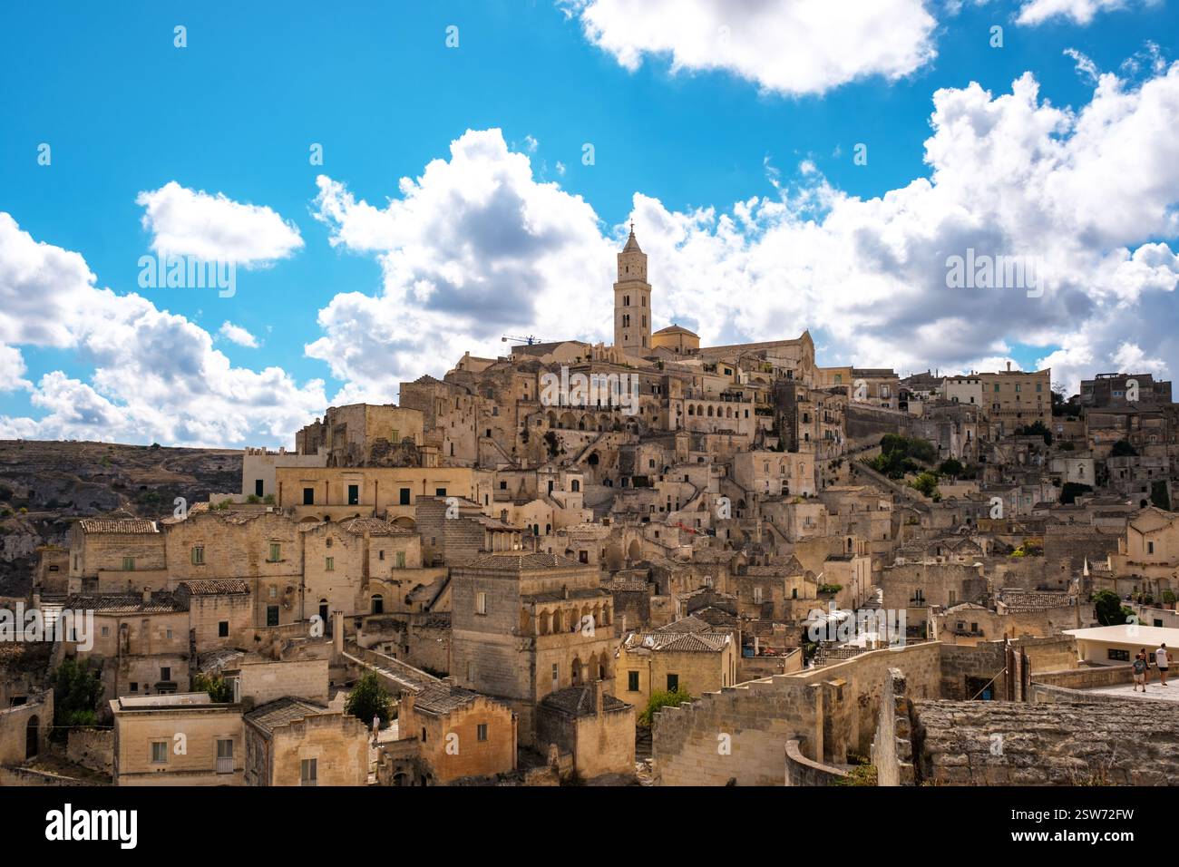 Entdecken Sie die antike Architektur von Matera Italien und die malerische Landschaft unter einem pulsierenden Himmel Stockfoto