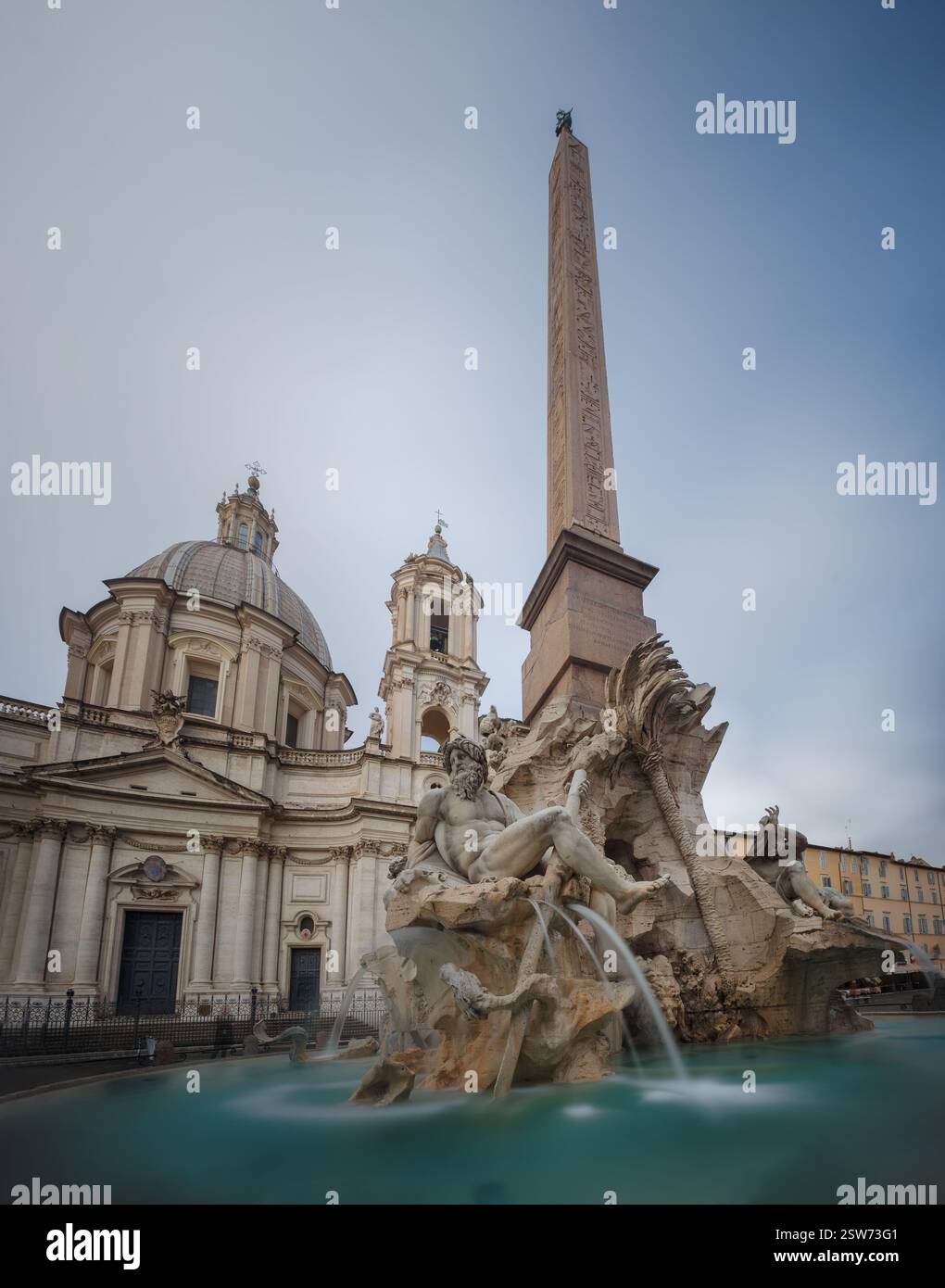 Piazza Navona, Rom: Brunnen der vier Flüsse, Obelisk, blaue Stunde, Kopfsteinpflaster im Vordergrund Stockfoto