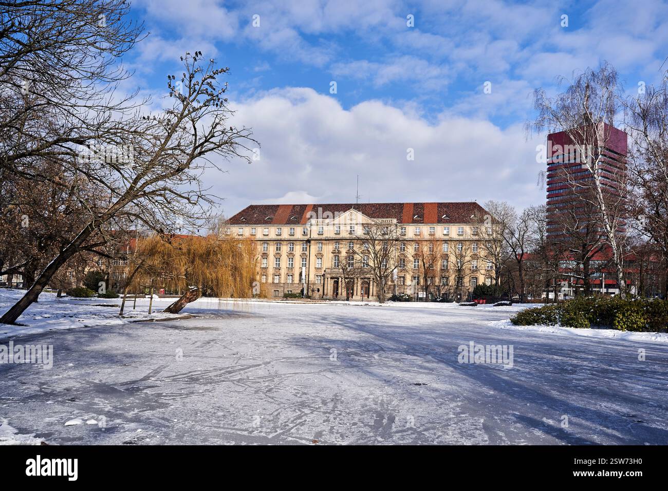 Eis- und schneebedeckter Teich in Park- und Bürogebäuden in der Stadt Posen, Polen Stockfoto Eis- und schneebedeckter Teich in Park- und Bürogebäuden in der Stadt Posen, Polen Stockfoto