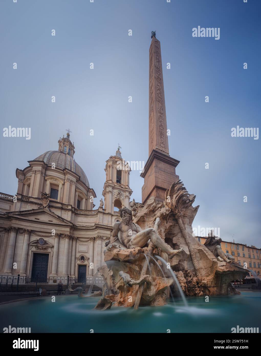 Piazza Navona, Rom: Brunnen der vier Flüsse, Obelisk, blaue Stunde, Kopfsteinpflaster im Vordergrund Stockfoto