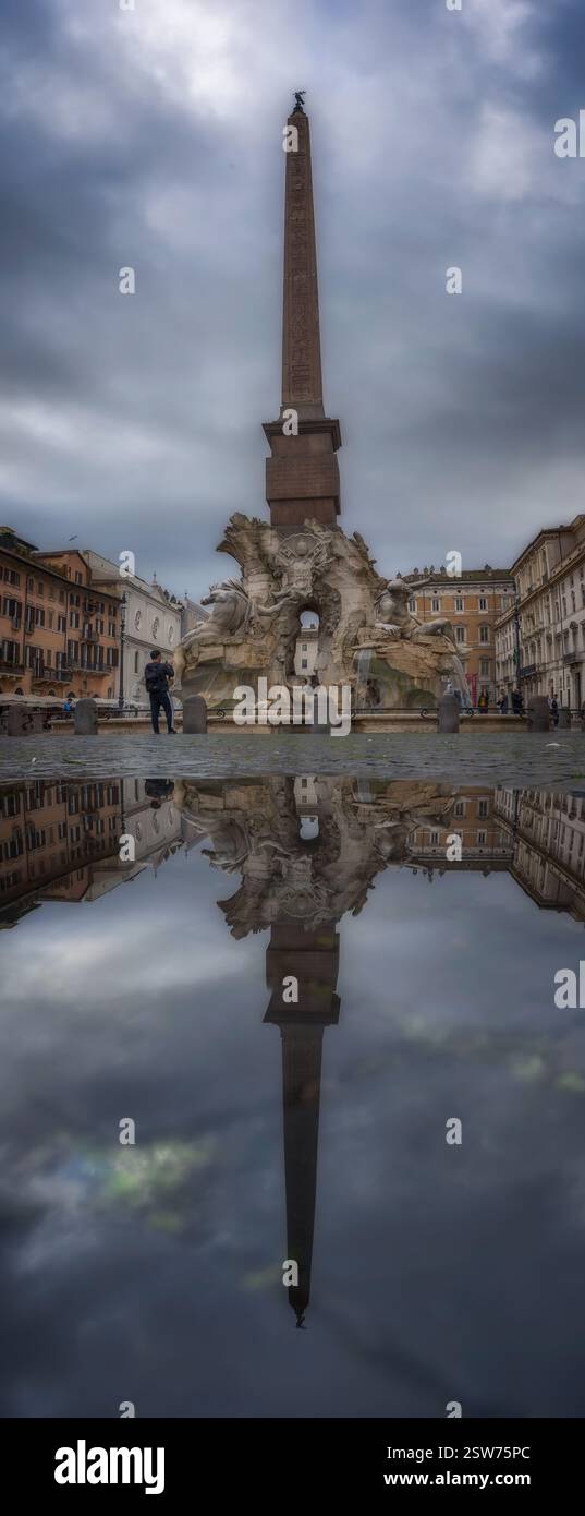 Piazza Navona, Rom: Brunnen der vier Flüsse, Obelisk, blaue Stunde, Kopfsteinpflaster im Vordergrund Stockfoto