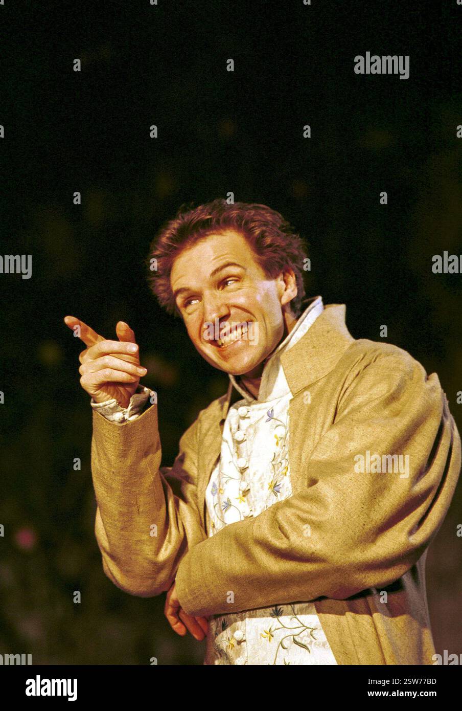 Ralph Fiennes (König Richard II) in RICHARD II von Shakespeare in den Gainsborough Studios, London N1 04/2000 an Almeida Theatre Company Produktionsmusik: Jonathan Dove Design: Paul Brown Beleuchtung: Mark Henderson Fights: Paul Benzing Regisseur: Jonathan Kent Stockfoto