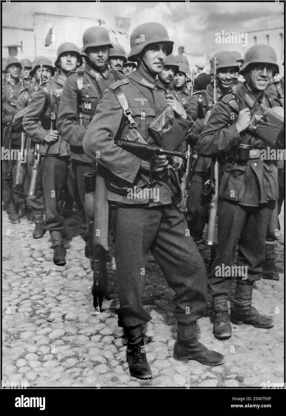 BARBAROSSA, Eine Einheit der spanischen Freiwilligen „Blauen Division“ in voller Ausrüstung auf dem Weg zur Ostfront. Die spanische Blaue Division bezieht sich auf eine Freiwilligeneinheit spanischer Soldaten, die während des Zweiten Weltkriegs an der Ostfront kämpften, hauptsächlich während der Operation Barbarossa, der deutschen Invasion in die Sowjetunion; sie wurden aufgrund der Farbe der spanischen faschistischen Partei Falange als „Blaue Division“ bezeichnet und von den Deutschen offiziell als 250. Infanteriedivision bezeichnet. Stockfoto