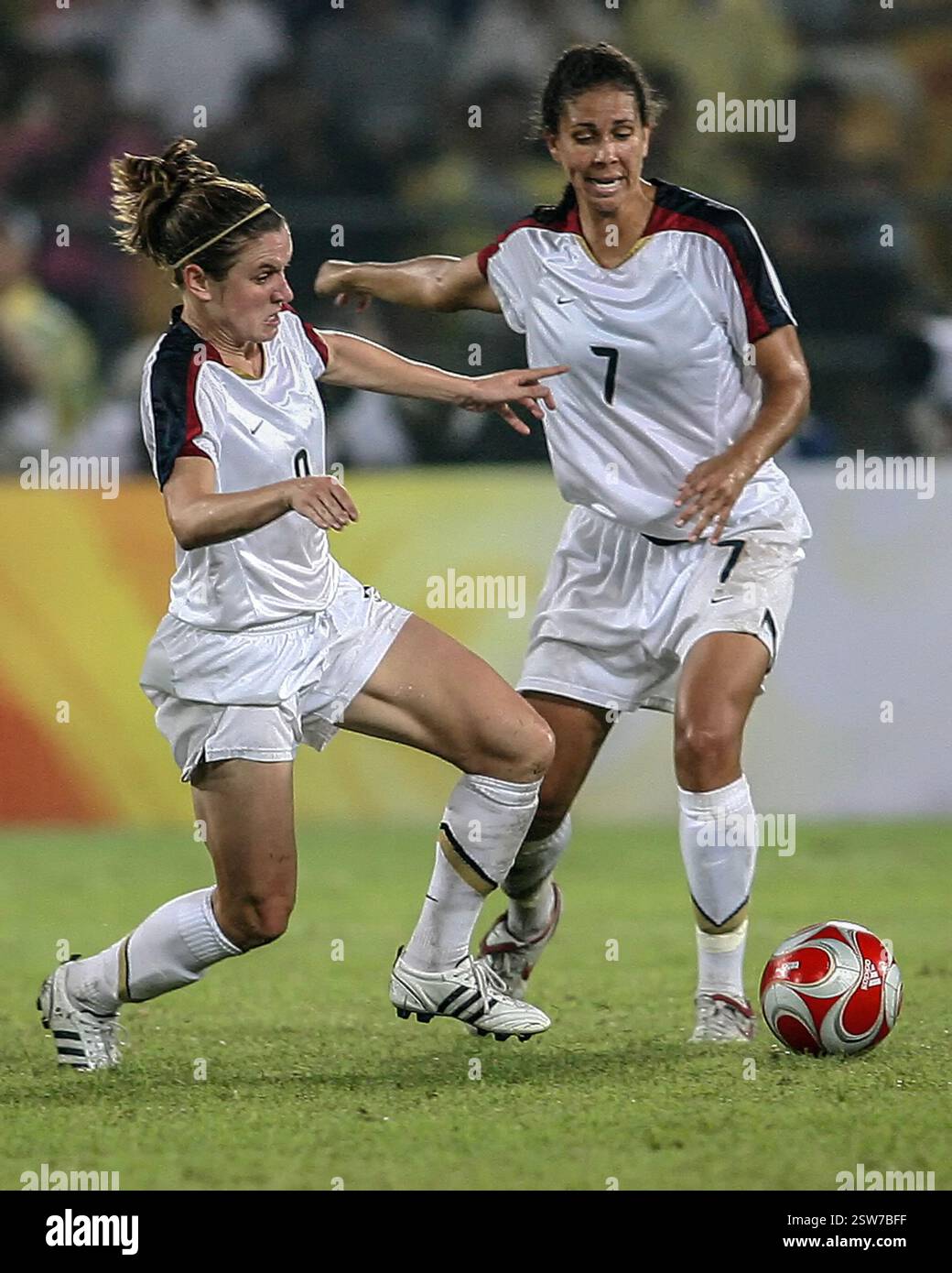 Heather O’Reilly #9 und Shannon Boxx #7 der USA beim Olympischen Spielen 2008 gegen Brasilien im Workers Stadium am 21. August 2008 in Peking, China. Stockfoto