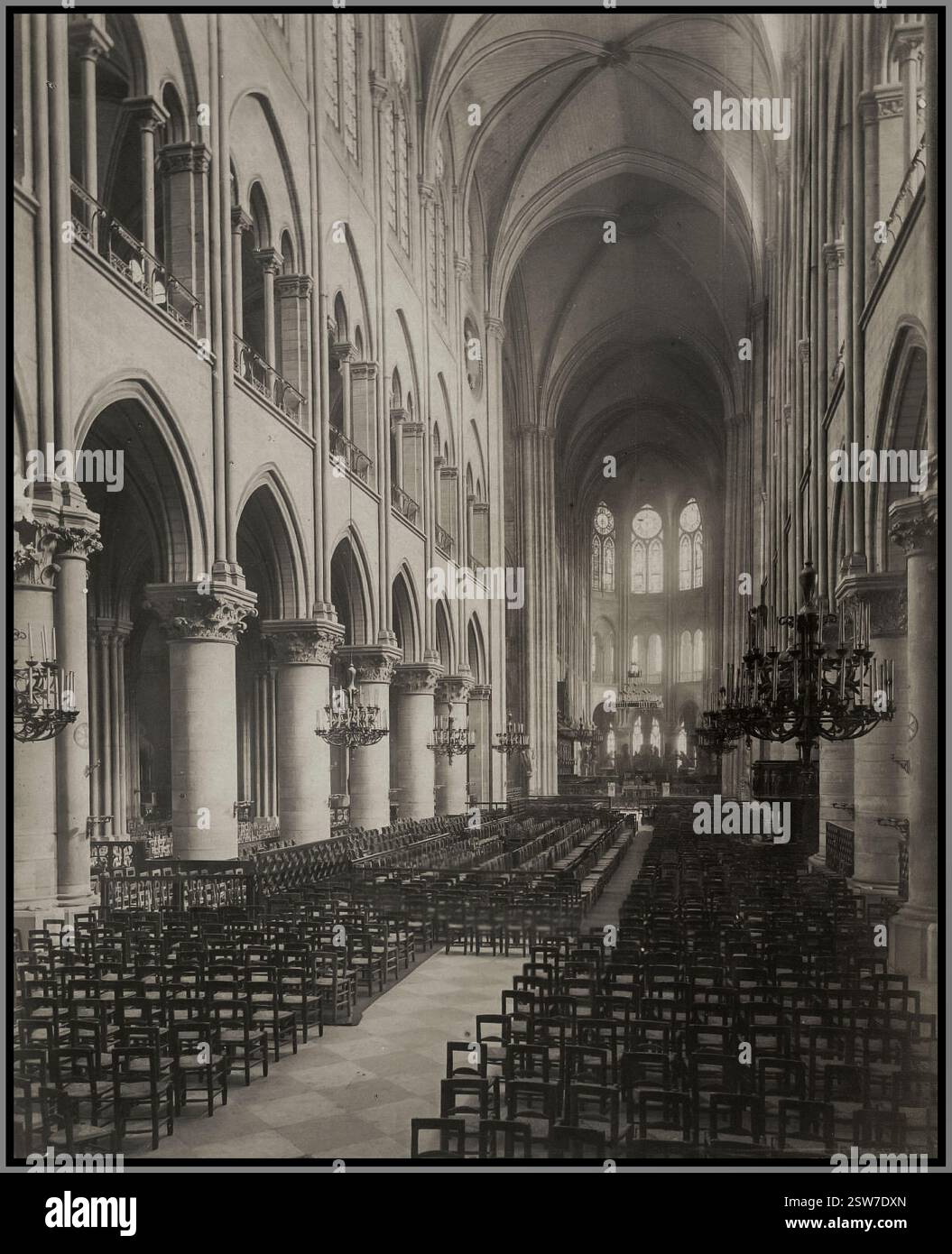 Paris. Kathedrale Notre Dame, Schiff 1895 historisches Bild Schwarzweiß Fotograf: X. Phot. (Französisch) Verlag: Giraudon (französisch, gegründet 1877-heute) Baudatum: 1163-1345 Fotografie: Ca. 1877-ca. 1895 Ort: Europa: Frankreich; Paris. Notre-Dame de Paris, oft nur Notre-Dame genannt, ist eine mittelalterliche katholische Kathedrale mit französischer gotischer Architektur. Das Île de la Cité im 4. Arrondissement von Paris, Frankreich Stockfoto