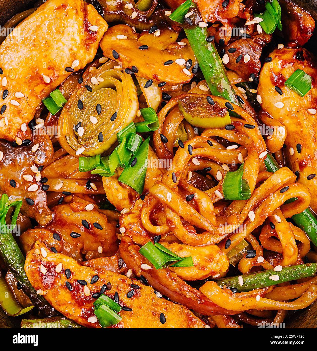 Scharfe asiatische Nudeln in einer Schüssel anbraten Stockfoto