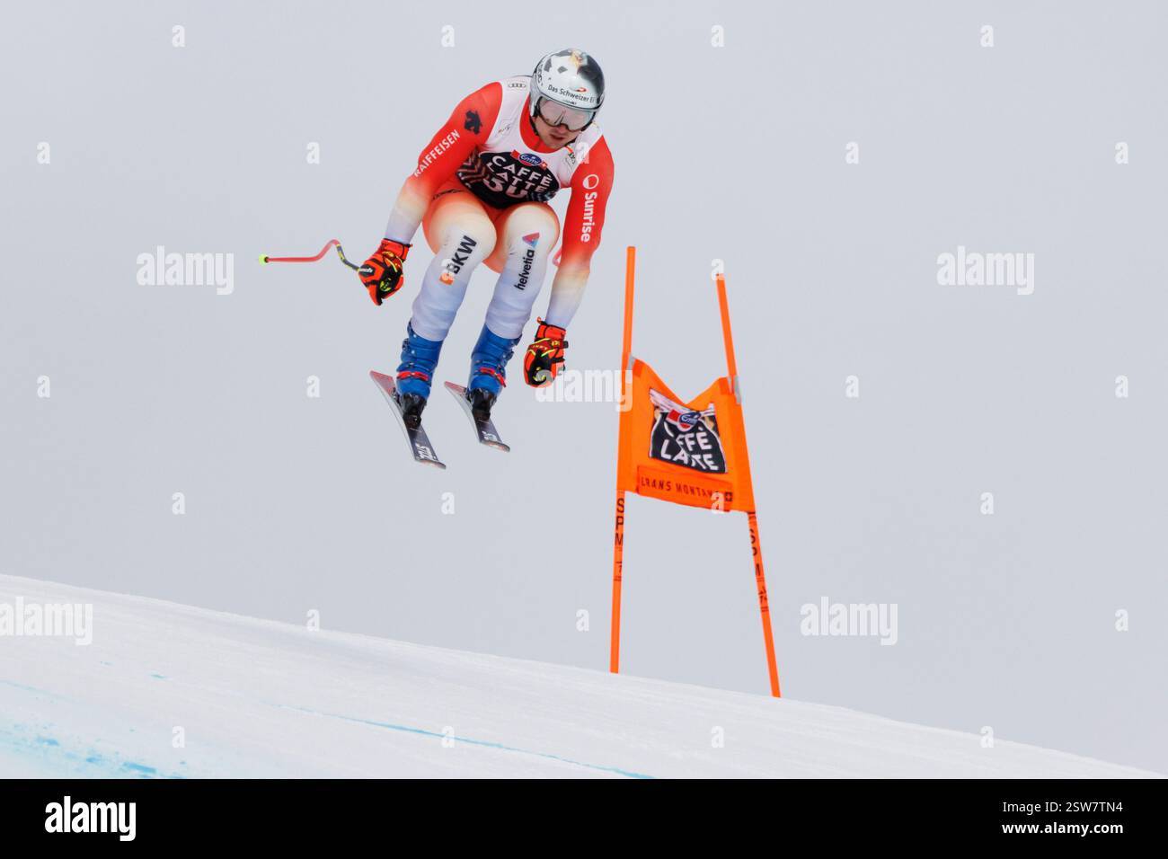 Der Schweizer Alpinist Lars Rösti stürzt am ersten Tag des Abfahrtstrainings bei der Cry d'er Pause in die Nationalpiste. Vom 19. Bis 23. Februar 2025 finden in Crans-Montana, Wallis, Schweiz, die Abfahrt und die Super-G-Rennen des Audi FIS Ski World Cup statt. Die Abfahrt der Männer ist für den 22. Februar geplant, gefolgt vom Super-G am 23. Februar. Athleten treten auf der nationale Piste an, beginnend mit Bella Lui. Dies ist die erste Weltmeisterschaft für Männer in Crans-Montana seit 2012. Stockfoto