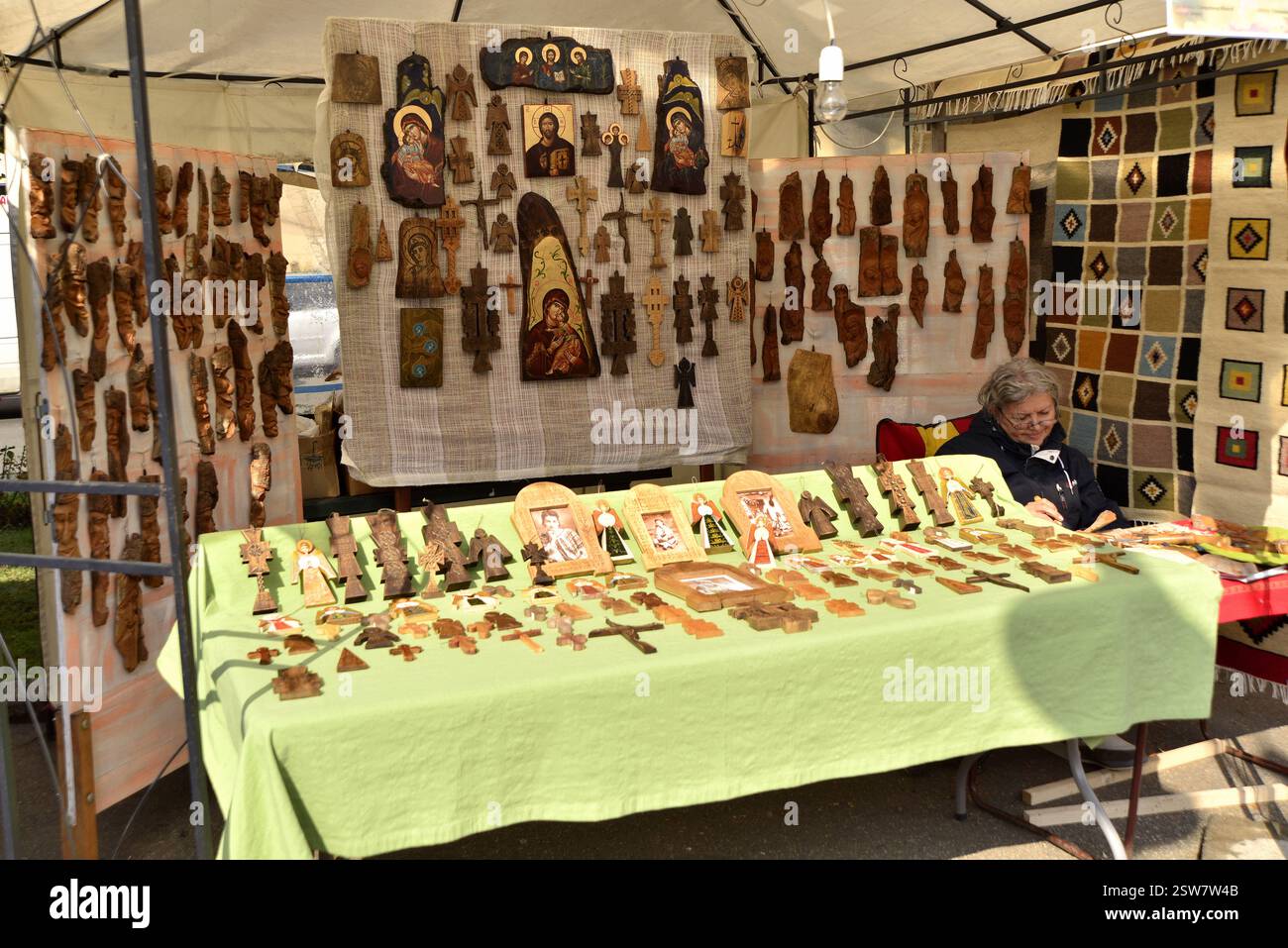 Handwerker von Holzartikeln auf einer Ausstellung Stockfoto