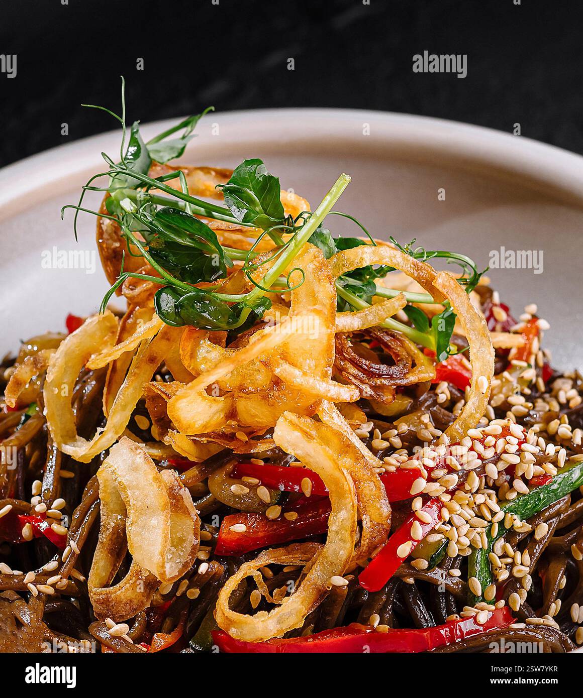 Exotische scharfe Nudelgerichte auf dunklem Hintergrund Stockfoto