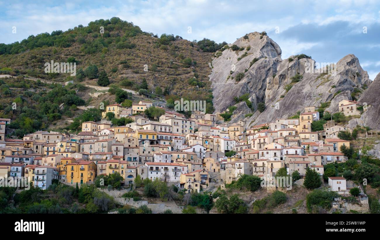 Entdecken Sie die bezaubernde Schönheit des Dorfes Castelmezzano inmitten der zerklüfteten Berge Italiens Stockfoto