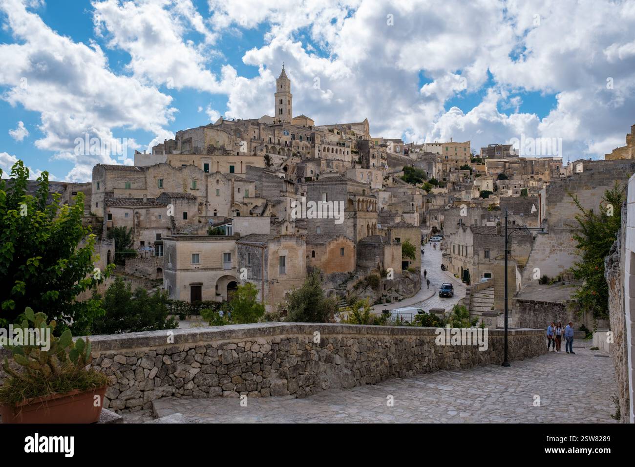 Entdecken Sie den bezaubernden Charme von Matera in Apulien, Italien, unter einem dramatischen Himmel Stockfoto