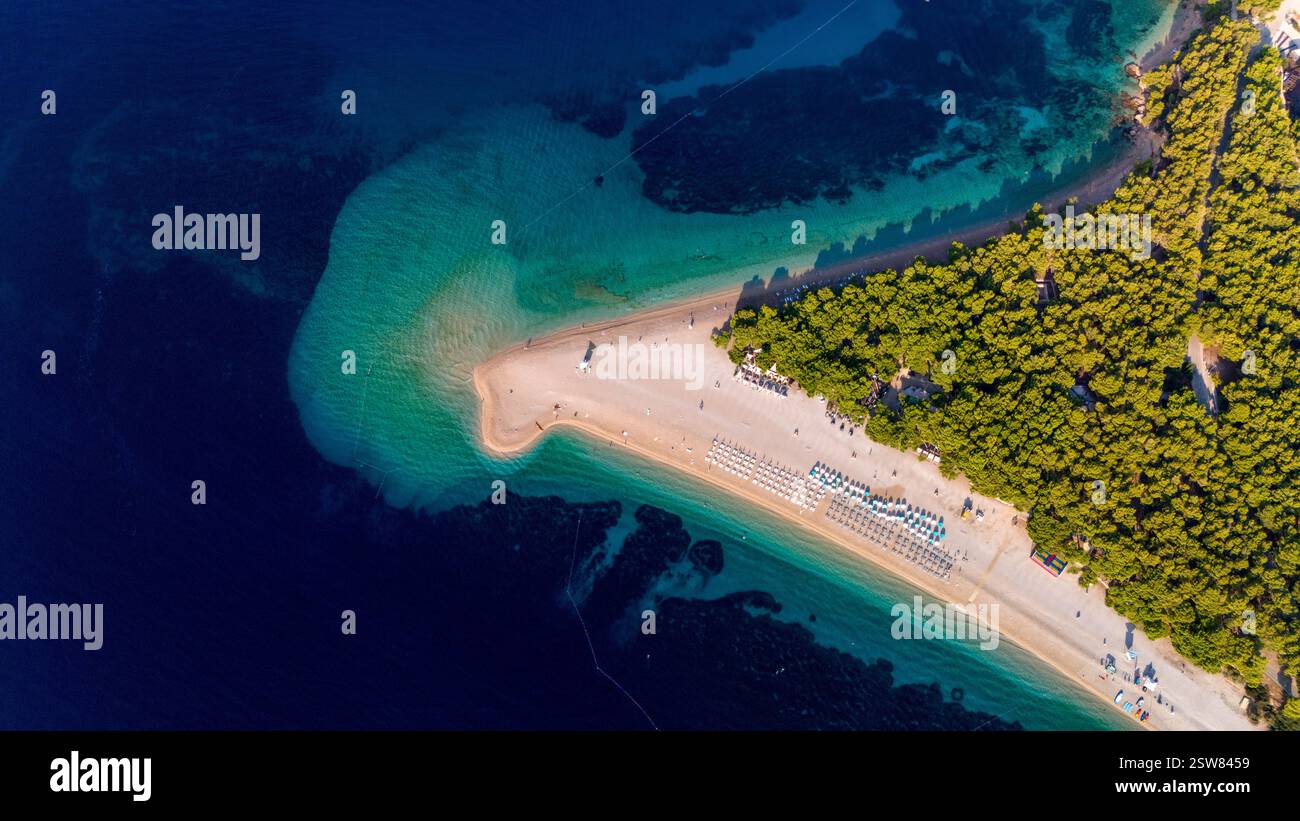 Glitzerndes türkisfarbenes Wasser und goldener Sand auf der Insel Brac Kroatien fesseln das Wesen des Sommers Stockfoto