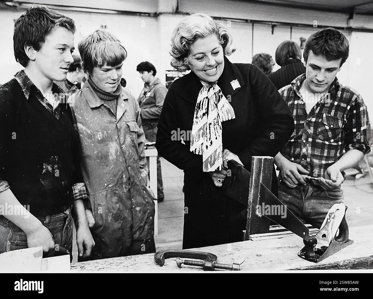 West Bromwich West Labour Abgeordneter Betty Boothroyd mit arbeitslosen Schülern, die im Juli 1980 für Jobs ausgebildet wurden Stockfoto