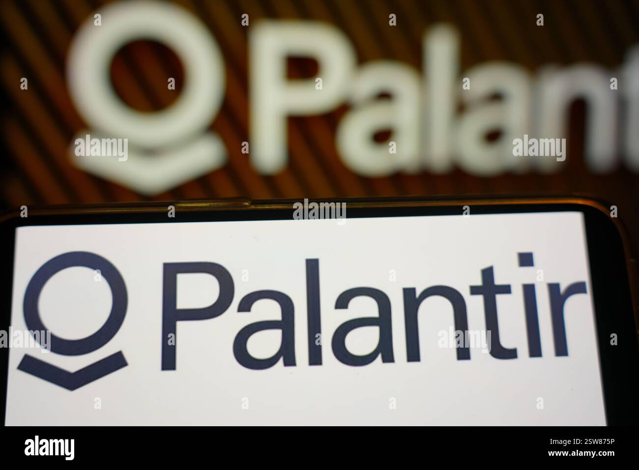 Roosendaal, Niederlande - 20. Februar 2025: Ein Mobiltelefon mit dem Firmenlogo von Palantir. Stockfoto