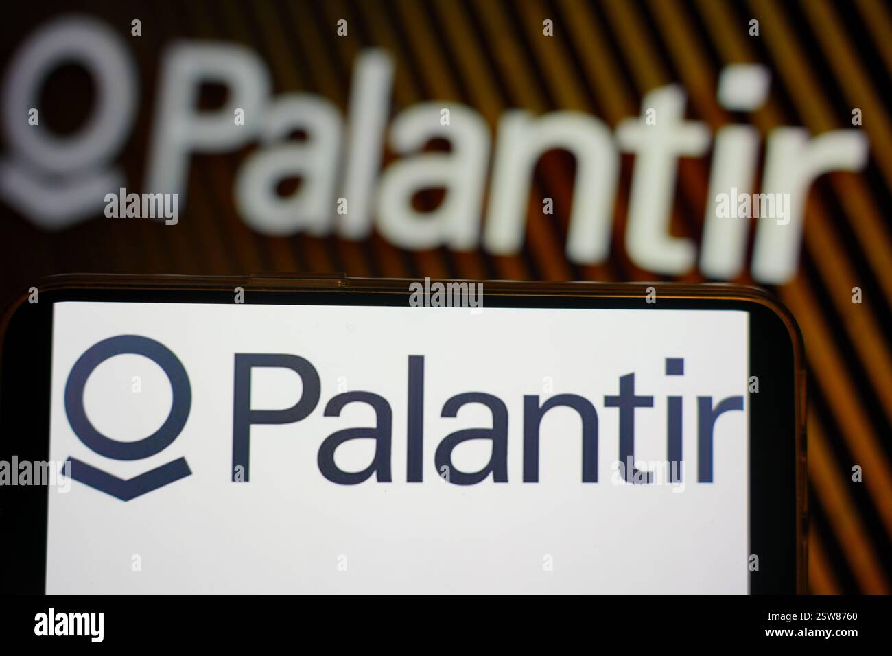 Roosendaal, Niederlande - 20. Februar 2025: Ein Mobiltelefon mit dem Firmenlogo von Palantir. Stockfoto