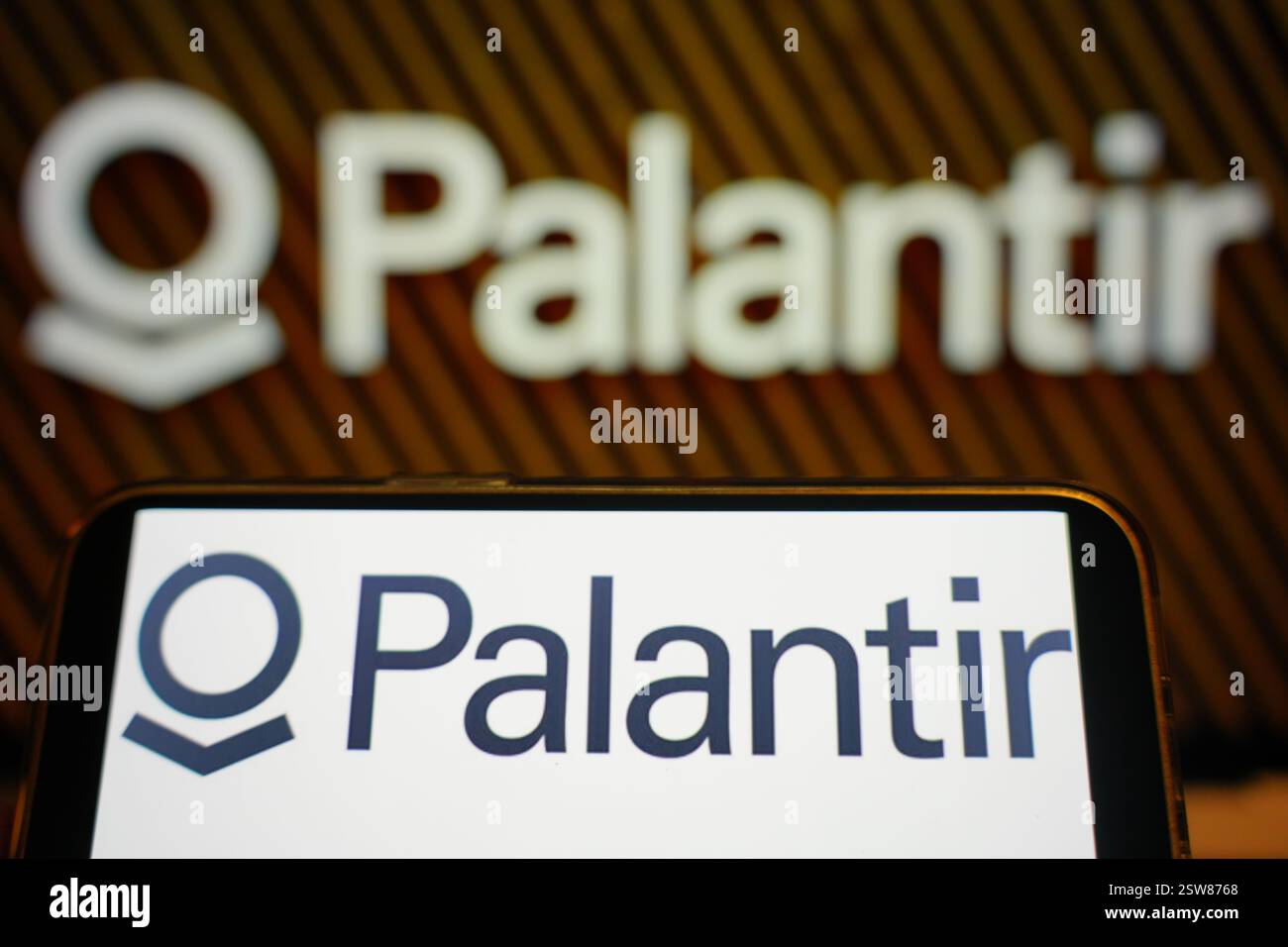 Roosendaal, Niederlande - 20. Februar 2025: Ein Mobiltelefon mit dem Firmenlogo von Palantir. Stockfoto