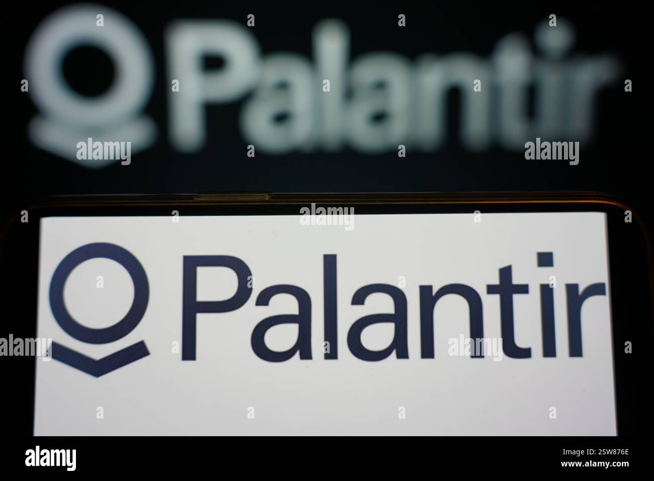 Roosendaal, Niederlande - 20. Februar 2025: Ein Mobiltelefon mit dem Firmenlogo von Palantir. Stockfoto